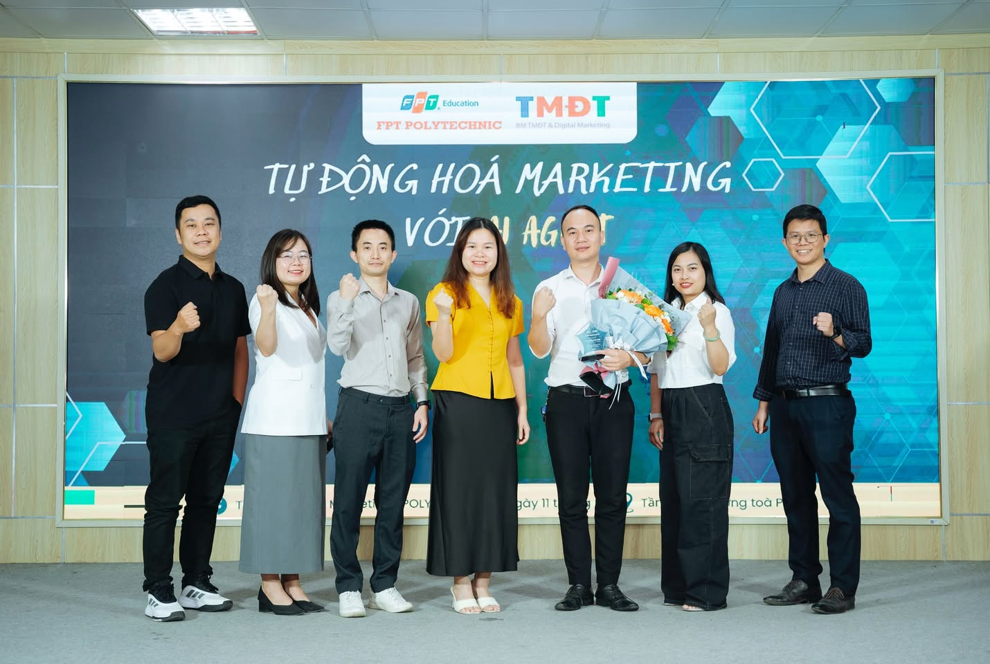 Đại diện FPT Polytechnic và Kstudy chụp ảnh lưu niệm tại workshop Tự động hoá Marketing với AI Agent