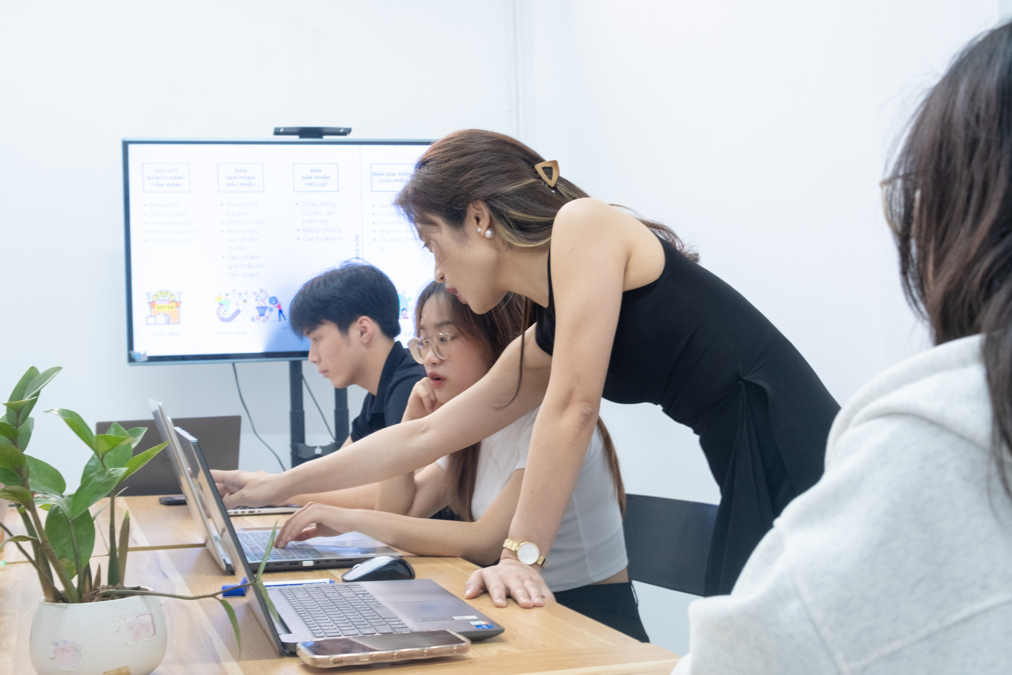 Hoạt động hướng dẫn thực hành tại Kstudy