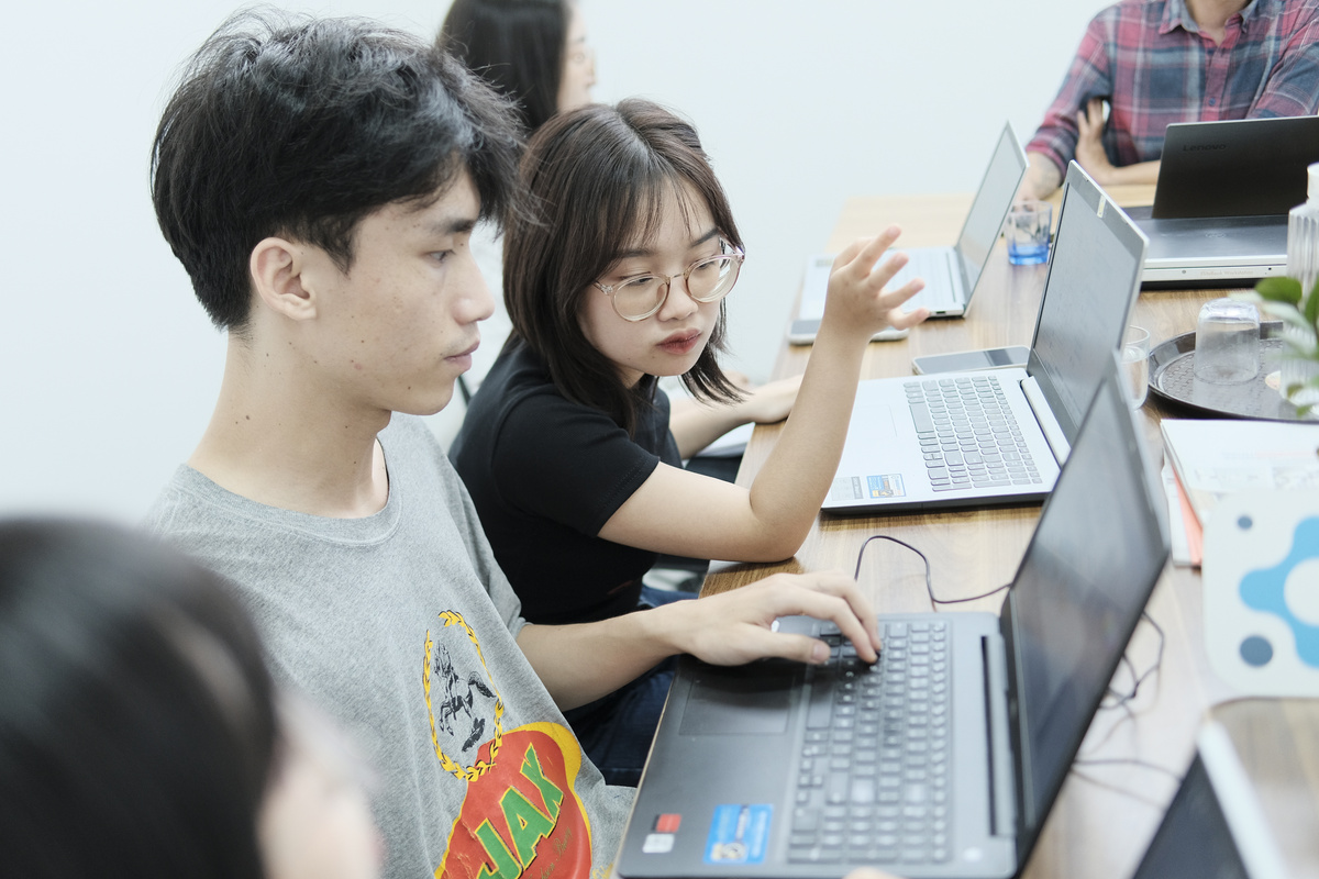 Học viên Kstudy cùng thực hành trên máy tính