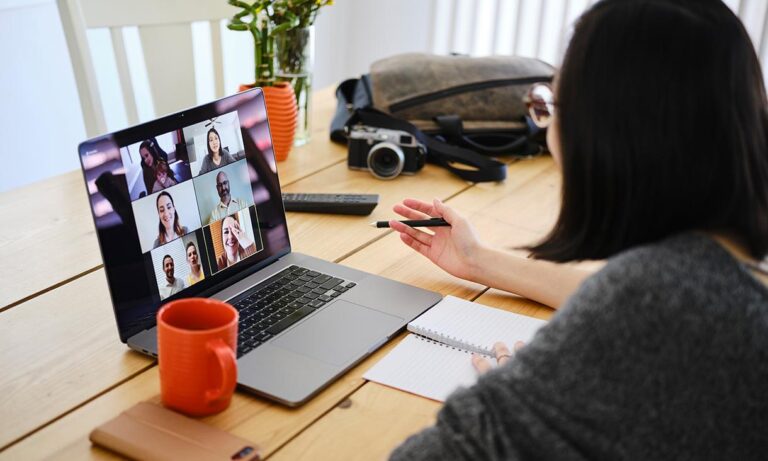Học trực tuyến qua ứng dụng Zoom mùa Covid