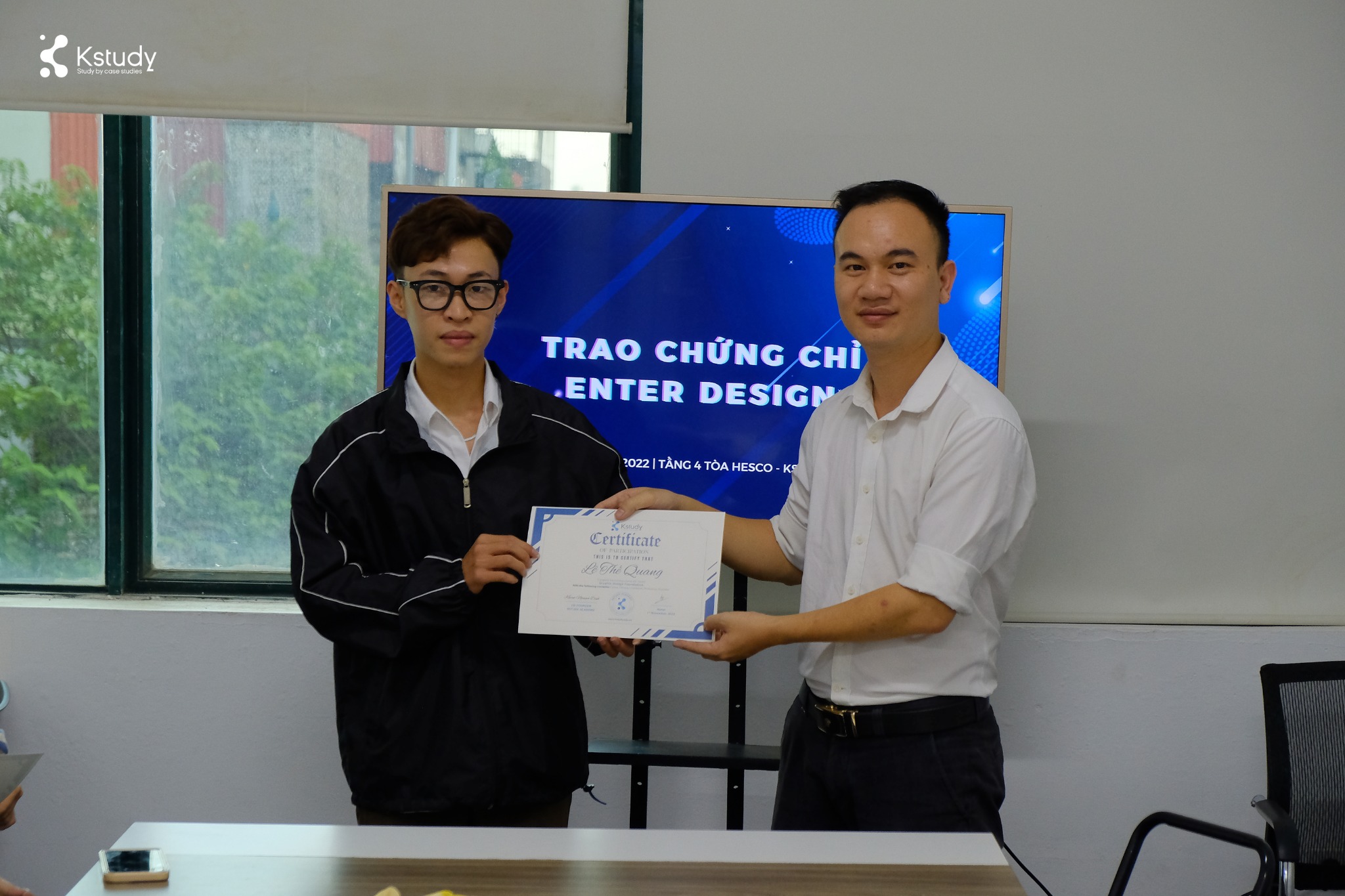 TRAO CHỨNG CHỈ HỌC PHẦN ENTER DESIGN KHÓA K0322 & K0822 4 trao chứng chỉ 2022