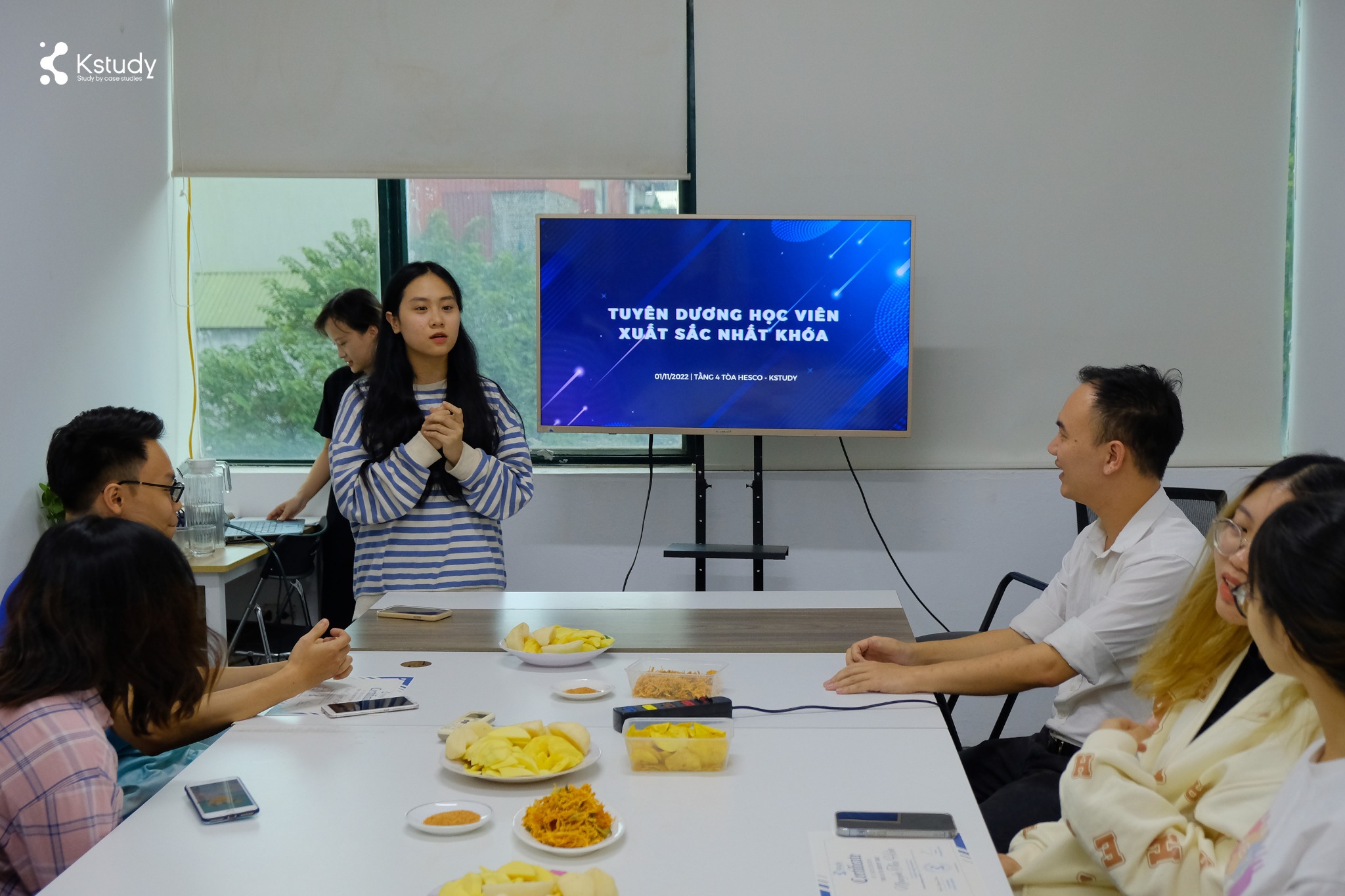 TRAO CHỨNG CHỈ HỌC PHẦN ENTER DESIGN KHÓA K0322 & K0822 10 313870655 574036258057467 3962309615721062163 n