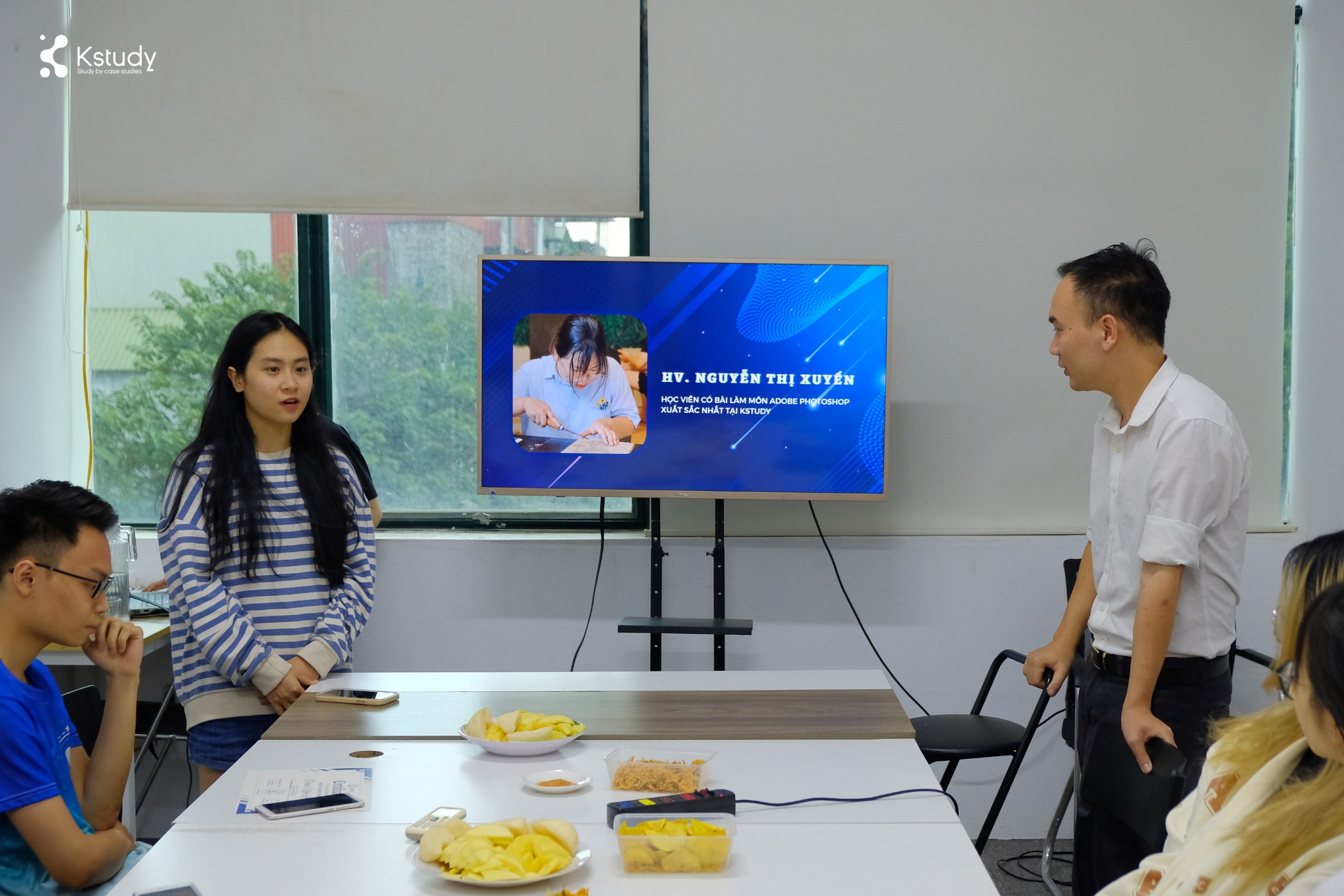 TRAO CHỨNG CHỈ HỌC PHẦN ENTER DESIGN KHÓA K0322 & K0822 9 313880298 574041381390288 2358709438590476616 n