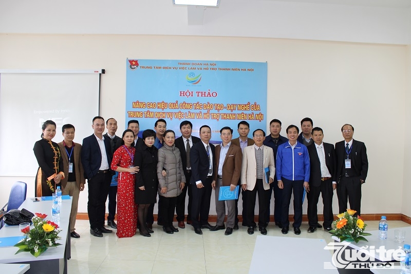 Các đại biểu chụp ảnh lưu niệm với Thành Đoàn