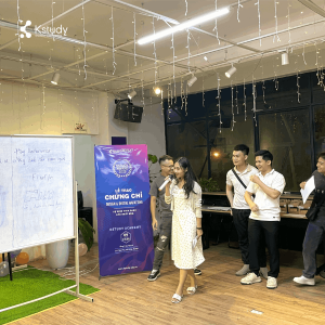 Các bạn trong đội chơi cùng nhau đưa ra những ý tưởng mới