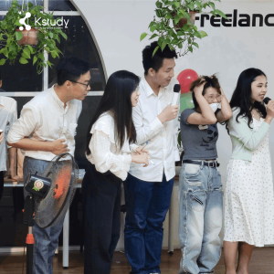 Các bạn trong đội chơi cùng nhau đưa ra những ý tưởng mới