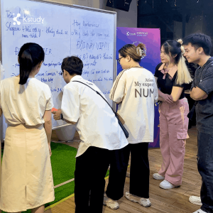 Các bạn trong đội chơi cùng nhau đưa ra những ý tưởng mới