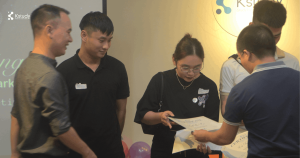 Chứng chỉ được trao tận tay đến các bạn học viên