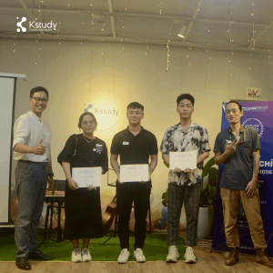 Chứng chỉ được trao tận tay đến các bạn học viên