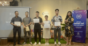 Chứng chỉ được trao tận tay đến các bạn học viên