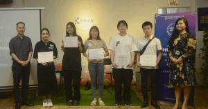 Chứng chỉ được trao tận tay đến các bạn học viên