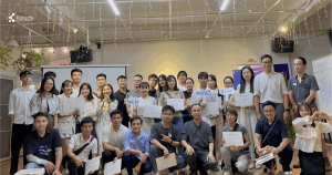 Các bạn học viên vui vẻ cùng nhau chụp lại ảnh lưu niệm