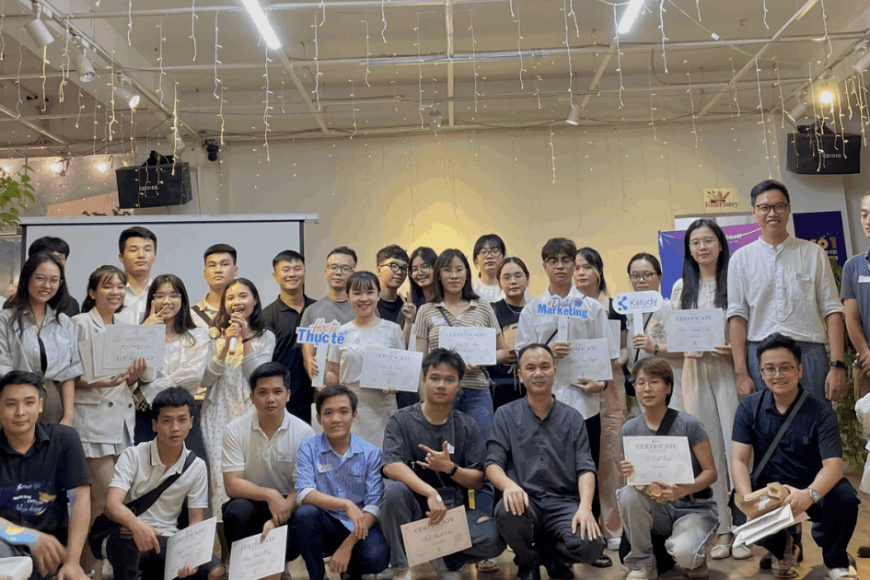 Các bạn học viên vui vẻ cùng nhau chụp lại ảnh lưu niệm