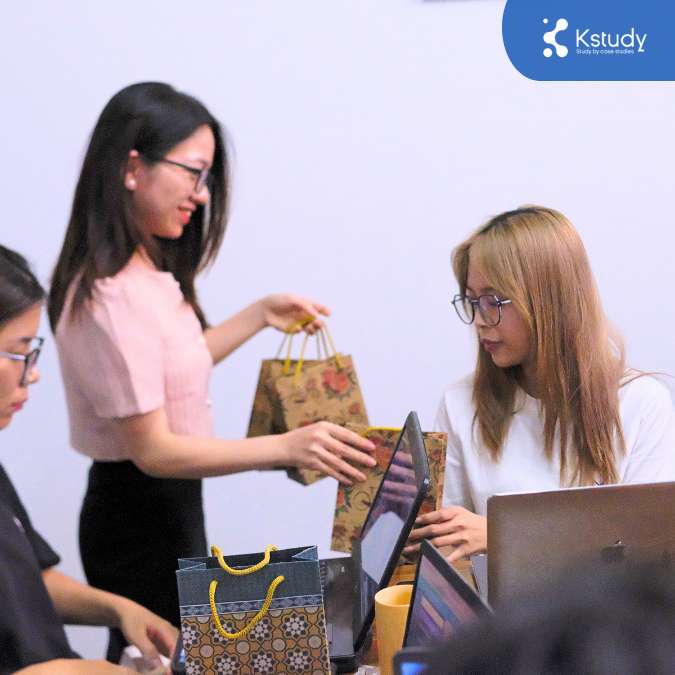 Kstudy - lễ khai giảng khóa k0524 2 Trao quà tặng cho học viên tại kstudy