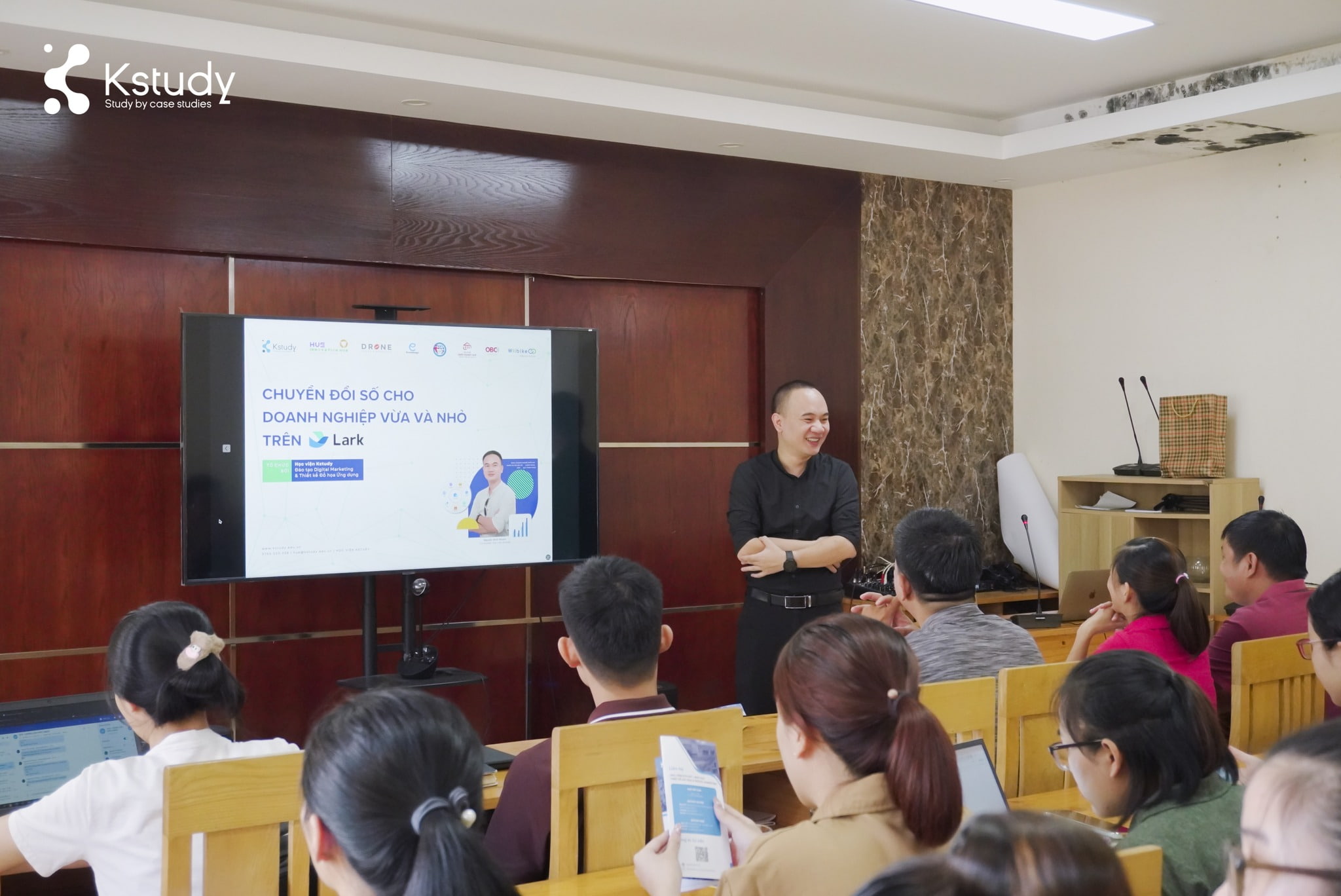 Founder Nguyễn Đình Khiêm và Chị Hoàng Hoà Bình - Giám đốc Học viện Kstudy chi nhánh Huế chụp hình cùng cá nhân và doanh nghiệp sau sự kiện.