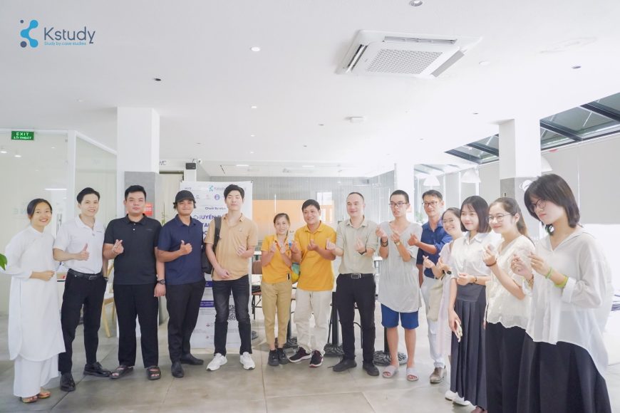 Founder Nguyễn Đình Khiêm và Chị Hoàng Hoà Bình - Giám đốc Học viện Kstudy chi nhánh Huế chụp hình cùng cá nhân và doanh nghiệp sau sự kiện.