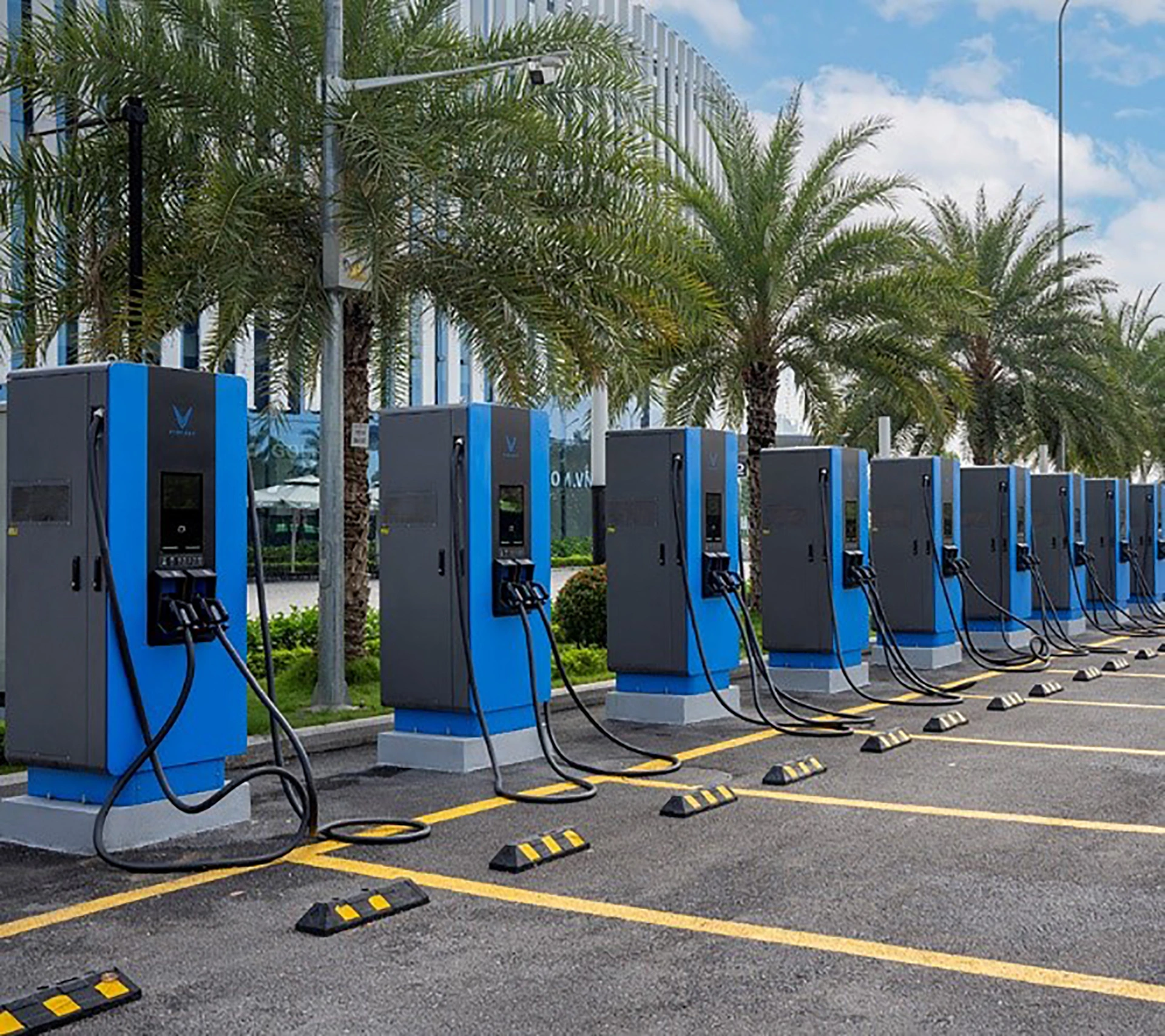 Trạm sạc nhượng quyền V-Green: Giải Mã Nước Cờ Chiến Lược 'Đỉnh Cao' Của VinFast Tái Định Hình Thị Trường Xe Điện Việt Nam 3 Trạm sạc Vinfast được ví như những cây xăng tự động trong dài hạn