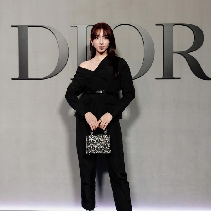 Hoa hau thuy tien va dior