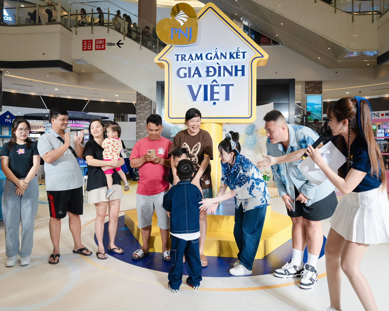 Bí kíp marketing ngày tết thiếu nhi: khi nụ cười của trẻ nhỏ là cánh cửa đến trái tim phụ huynh 14 Su kien tram gan ket gia dinh viet 2