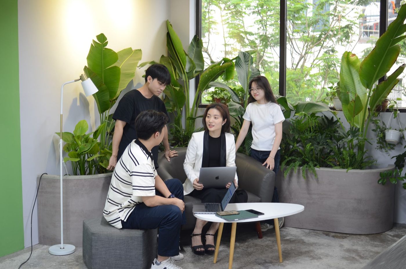 Học viên Kstudy đang trao đổi trong lớp